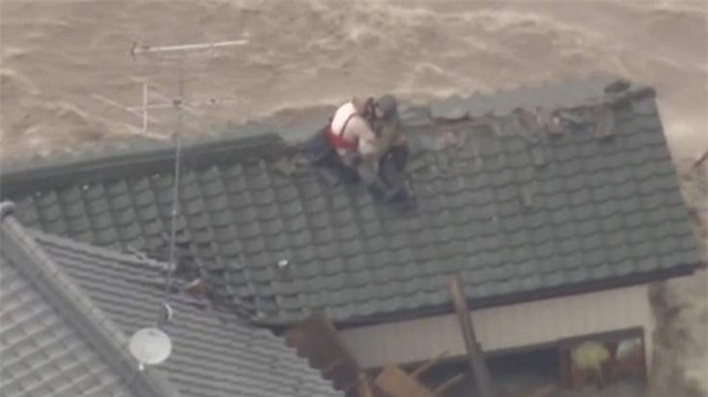 Đường phố thành sông sau khi bão đổ bộ Nhật Bản