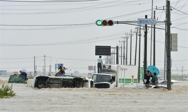 Đường phố thành sông sau khi bão đổ bộ Nhật Bản