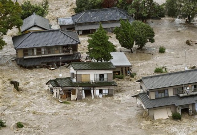 Đường phố thành sông sau khi bão đổ bộ Nhật Bản