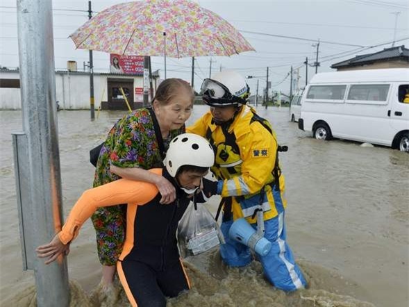 Đường phố thành sông sau khi bão đổ bộ Nhật Bản