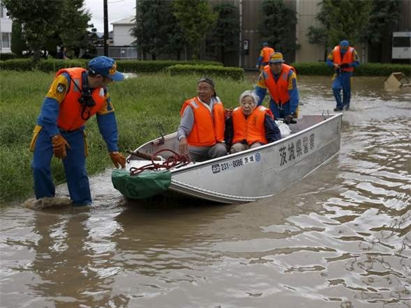 Đường phố thành sông sau khi bão đổ bộ Nhật Bản