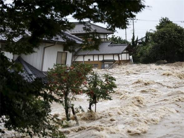 Đường phố thành sông sau khi bão đổ bộ Nhật Bản