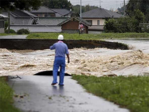 Đường phố thành sông sau khi bão đổ bộ Nhật Bản