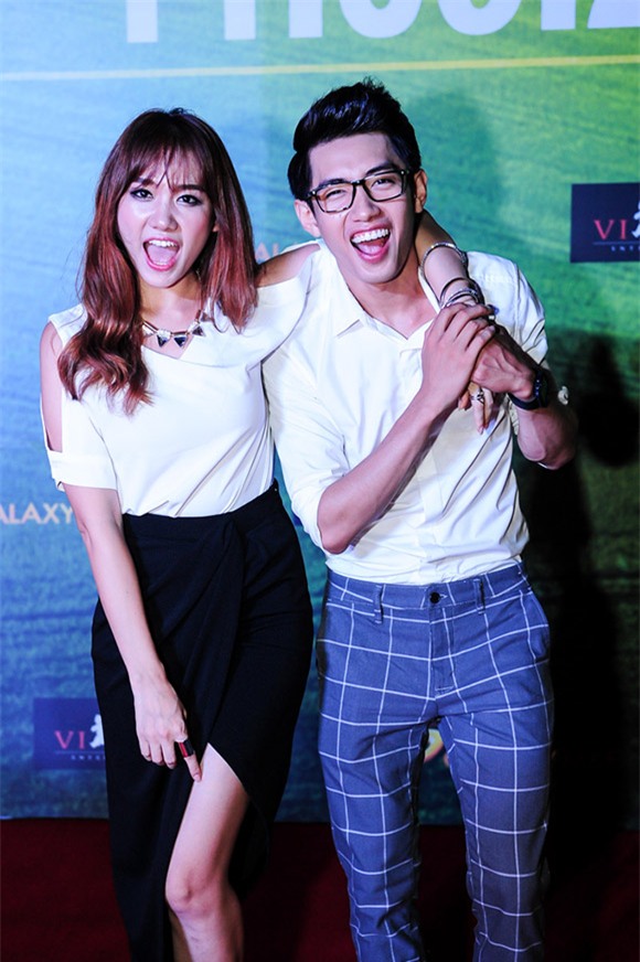 Trấn Thành và bạn gái cũ tình tứ không rời trong sự kiện 0