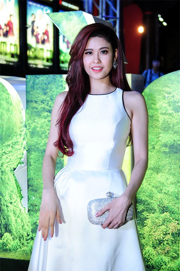 Trấn Thành và bạn gái cũ tình tứ không rời trong sự kiện 2