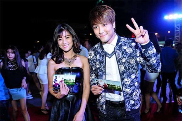 Trấn Thành và bạn gái cũ tình tứ không rời trong sự kiện 6