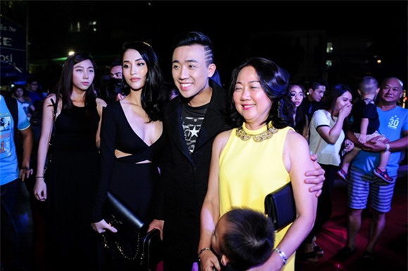 Trấn Thành và bạn gái cũ tình tứ không rời trong sự kiện 5