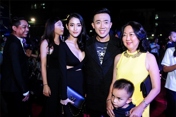 Trấn Thành và bạn gái cũ tình tứ không rời trong sự kiện 6