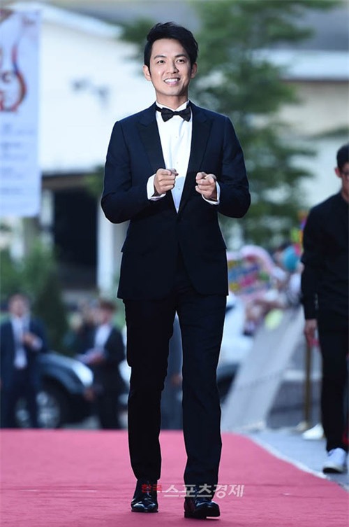 Lee Min Ho điển trai phong độ trên thảm đỏ LHP - 4