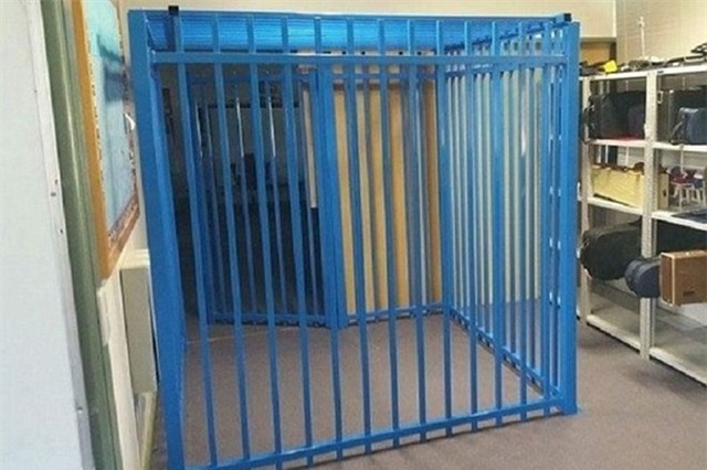 Hiệu trưởng mất việc vì nhốt học sinh tự kỷ vào cũi