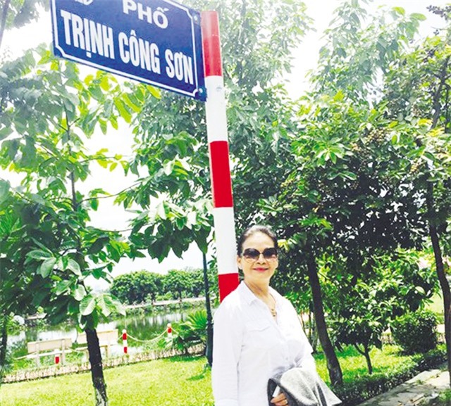 Ca sĩ Khánh Ly cạnh biển tên phố Trịnh Công Sơn. Ảnh: Thúy Hằng