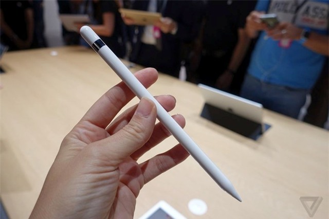 2. Apple Pencil chỉ có thể dùng trên iPad Pro: Bên cạnh việc ra mắt chiếc tablet kích thước lớn nhất từ trước tới nay, hãng công nghệ Mỹ cũng giới thiệu chiếc bút stylus đầu tiên. “Chiếc bút chì” sở hữu mức giá “trên trời” 99 USD. Không dừng lại ở đó, người dùng sẽ còn phải đắn đo hơn nữa khi rút hầu bao vì Apple Pencil chỉ dùng được trên iPad Pro. Tất cả các thiết bị khác của hãng đều không thể tương tác với chiếc bút này.