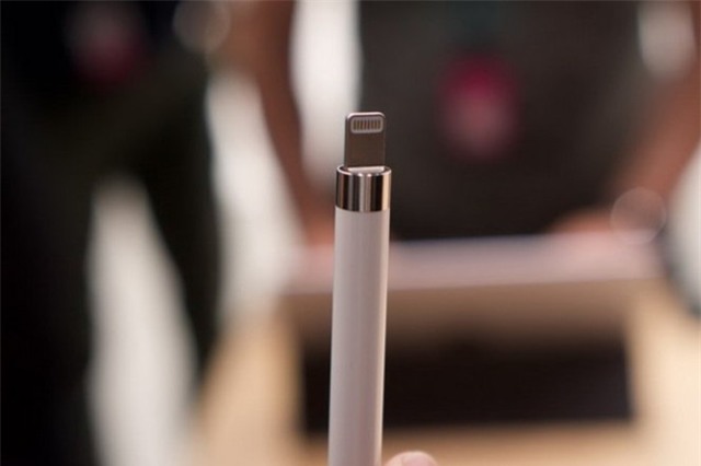 3. Có thể sạc pin Apple Pencil trên iPad Pro: Bỏ qua yếu tố giá cả, Apple Pencil là chiếc bút stylus tiện dụng. Người dùng có thể mở đầu bút và sạc pin trực tiếp cho Apple Pencil bằng chính cổng Lightning của iPad Pro. Tablet mới cũng là thiết bị đầu tiên của “Quả táo” được trang bị cổng Lightning hai chiều. Điều đó đồng nghĩa với việc bộ phận này có thể đảm nhiệm cả hai chức năng nhận và cung cấp điện năng. 