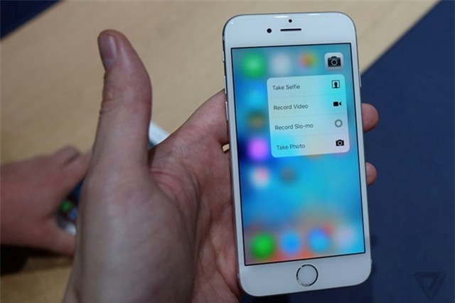 Chỉ cần nhấp và giữ một lực vừa phải vào biểu tượng camera, một trình đơn hiện ra cho phép người dùng chụp ảnh