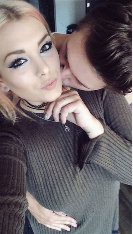 parents-copy-daughters-selfies-boyfriend-emily-musson-121111-c3a88