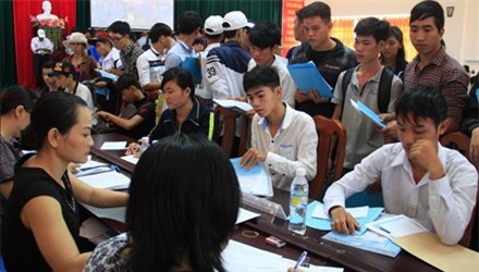 Tuyển sinh ĐH, CĐ đợt 3: Nhiều trường như "ngồi trên lửa" - 1