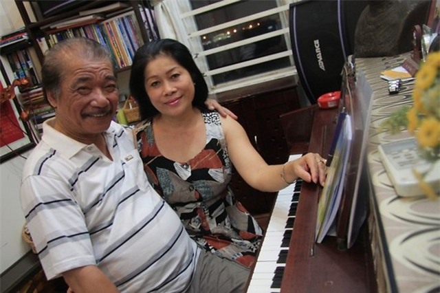 Vợ chồng nhạc sĩ Trần Tiến hạnh phúc bên nhau.