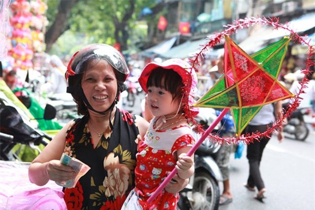 Mũ phù thủy, mặt nạ quỷ “đổ bộ” phố cổ HN đón Trung thu