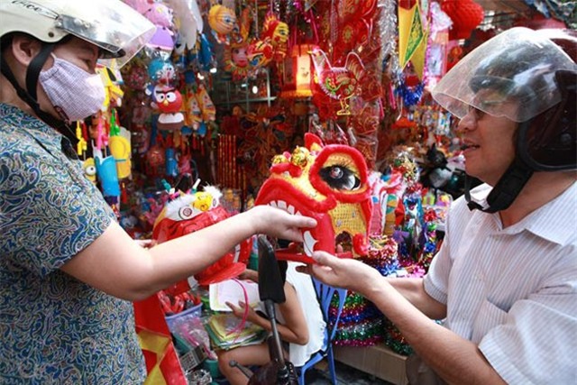 Mũ phù thủy, mặt nạ quỷ “đổ bộ” phố cổ HN đón Trung thu