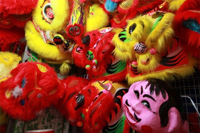 Mũ phù thủy, mặt nạ quỷ “đổ bộ” phố cổ HN đón Trung thu