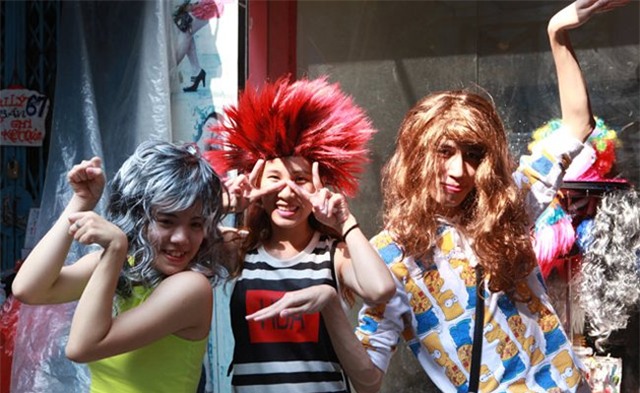 Mũ phù thủy, mặt nạ quỷ “đổ bộ” phố cổ HN đón Trung thu