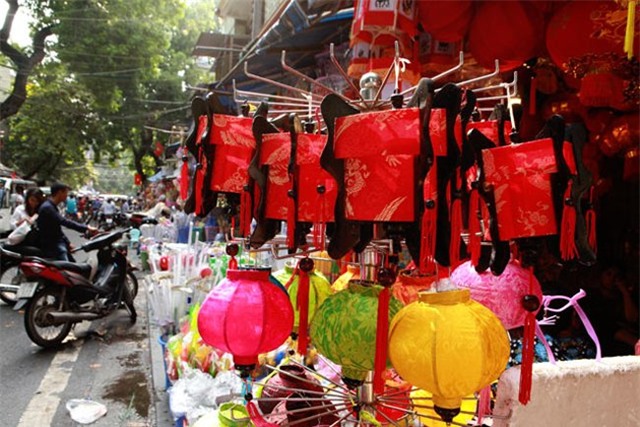 Mũ phù thủy, mặt nạ quỷ “đổ bộ” phố cổ HN đón Trung thu