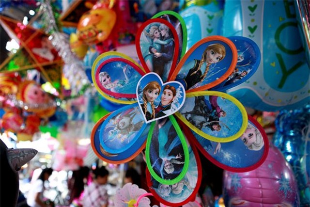 Mũ phù thủy, mặt nạ quỷ “đổ bộ” phố cổ HN đón Trung thu