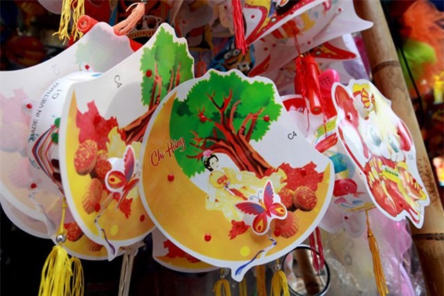 Mũ phù thủy, mặt nạ quỷ “đổ bộ” phố cổ HN đón Trung thu