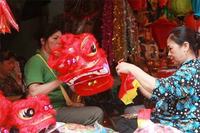 Mũ phù thủy, mặt nạ quỷ “đổ bộ” phố cổ HN đón Trung thu