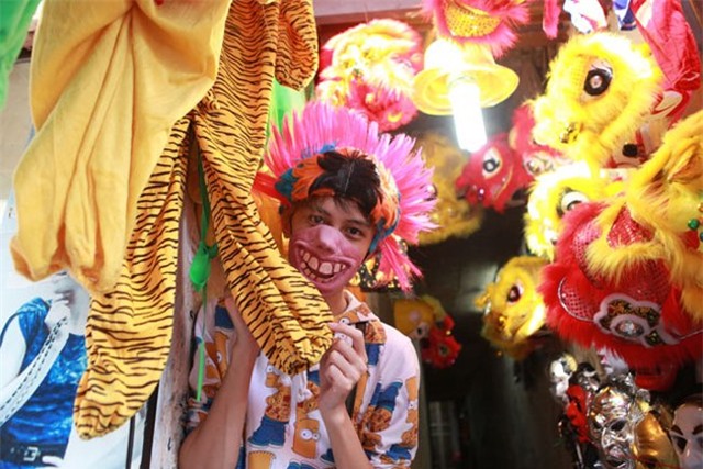 Mũ phù thủy, mặt nạ quỷ “đổ bộ” phố cổ HN đón Trung thu