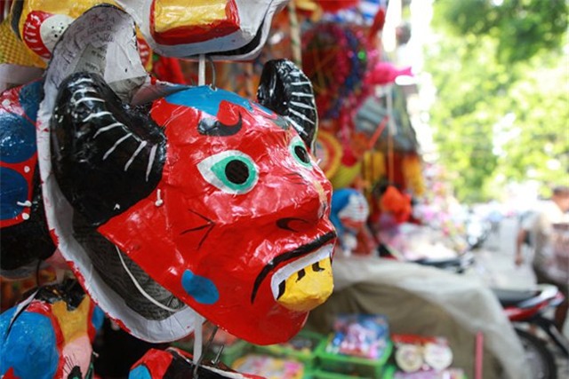 Mũ phù thủy, mặt nạ quỷ “đổ bộ” phố cổ HN đón Trung thu