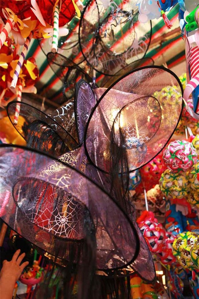 Mũ phù thủy, mặt nạ quỷ “đổ bộ” phố cổ HN đón Trung thu