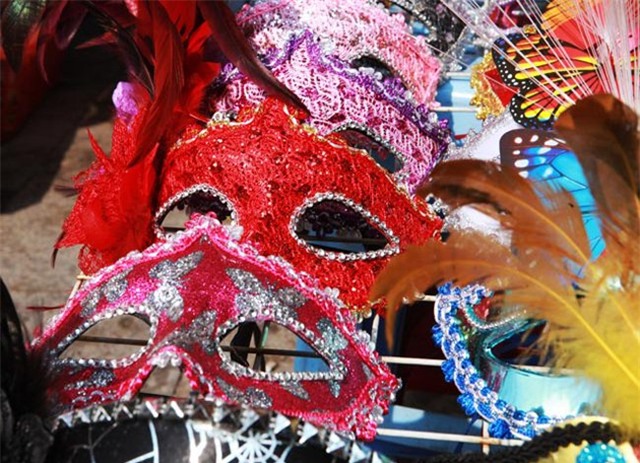 Mũ phù thủy, mặt nạ quỷ “đổ bộ” phố cổ HN đón Trung thu