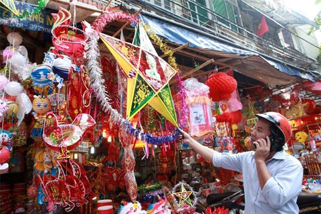 Mũ phù thủy, mặt nạ quỷ “đổ bộ” phố cổ HN đón Trung thu