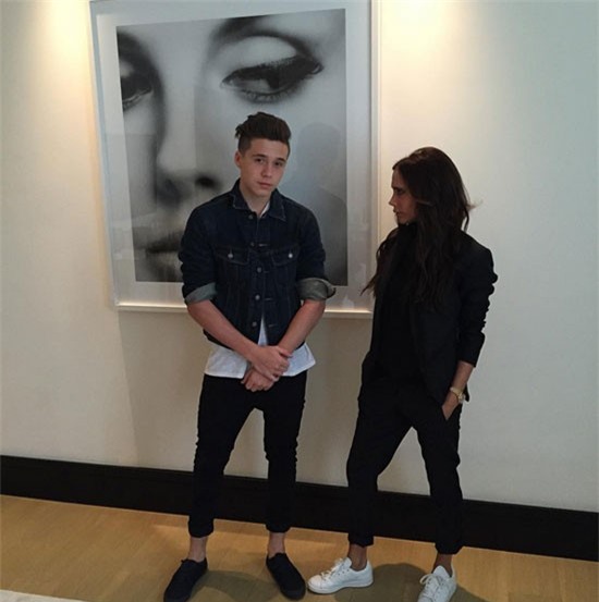 Theo chân sao: Brooklyn Beckham tình tứ bên Selena Gomez