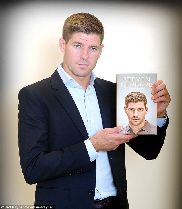 Theo chân sao: Brooklyn Beckham tình tứ bên Selena Gomez