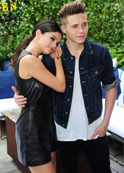 Theo chân sao: Brooklyn Beckham tình tứ bên Selena Gomez