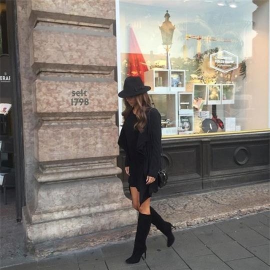 Theo chân sao: Brooklyn Beckham tình tứ bên Selena Gomez