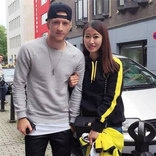 Theo chân sao: Brooklyn Beckham tình tứ bên Selena Gomez