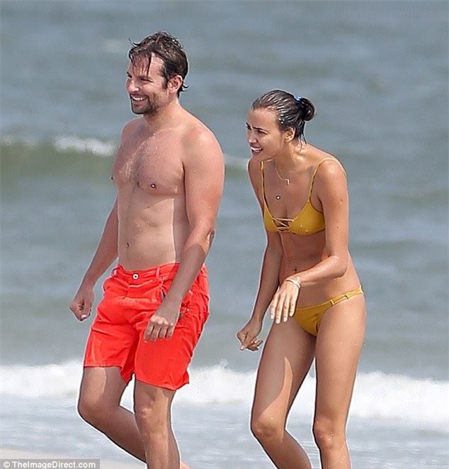 Theo chân sao: Brooklyn Beckham tình tứ bên Selena Gomez