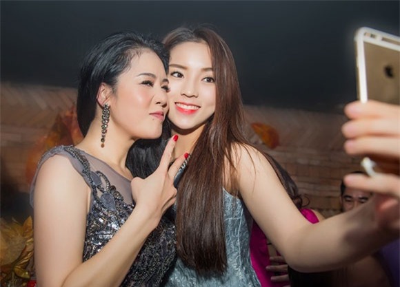 Hoa hậu Kỳ Duyên bị soi mặc váy như mang bầu 2