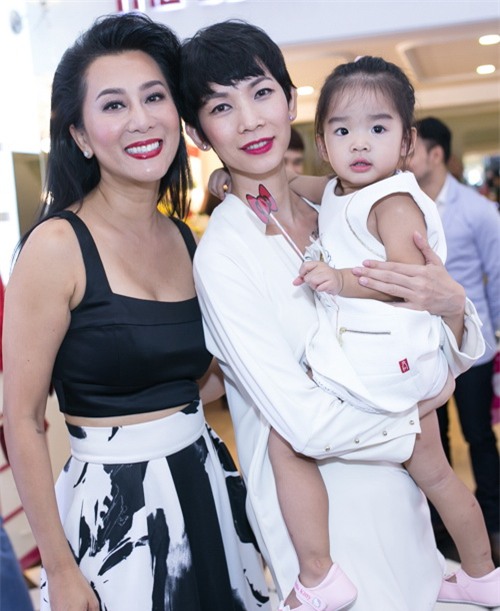 Xuân Lan khoe con gái đáng yêu bên MC Kỳ Duyên - 3