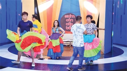 Giả gái tràn ngập sân khấu.