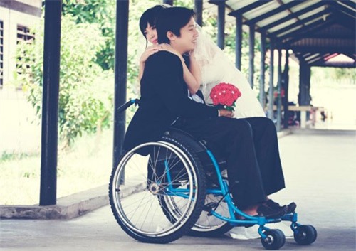 Chuyện tình cảm động của cô gái xinh đẹp và chàng trai khuyết tật - 2