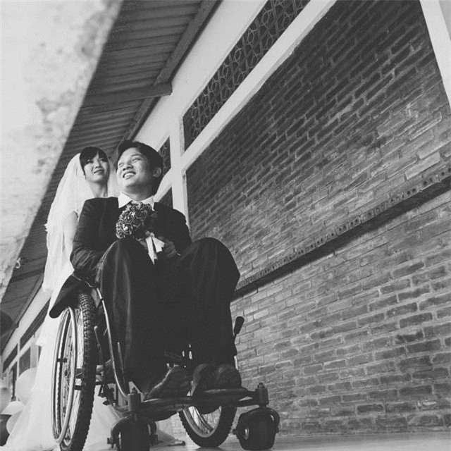 Chuyện tình cảm động của cô gái xinh đẹp và chàng trai khuyết tật - 3