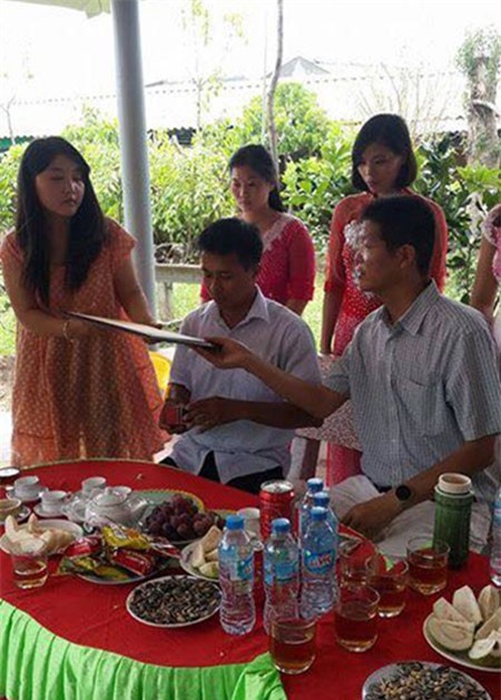 Thương lái TQ đổ xô mua gà tiến vua: Mừng ít, lo nhiều