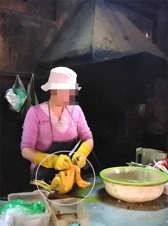 Con gà sau khi được nhuộm thuốc có màu vàng bắt mắt