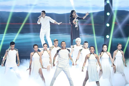 Mỹ Tâm hóa thành bồi bàn trong đêm Chung kết Giọng hát Việt - 10