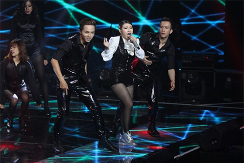 Mỹ Tâm hóa thành bồi bàn trong đêm Chung kết Giọng hát Việt - 11