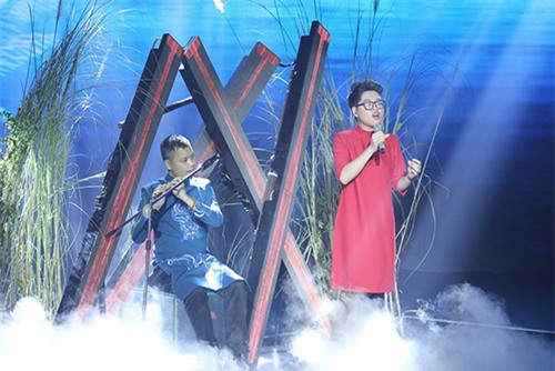 Mỹ Tâm hóa thành bồi bàn trong đêm Chung kết Giọng hát Việt - 12